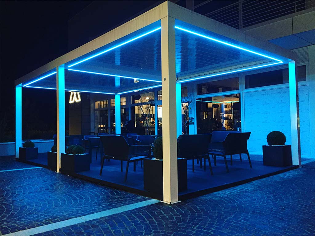 illuminazione blu pergola bioclimatica bar