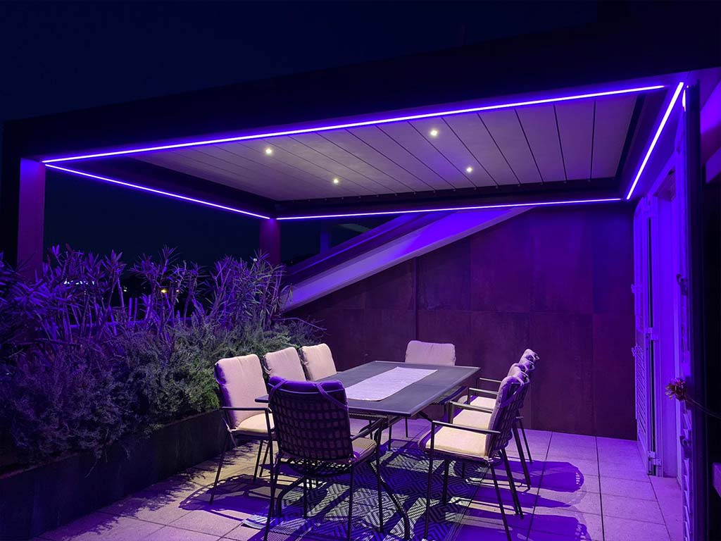 illuminazione viola pergola bioclimatica terazzo